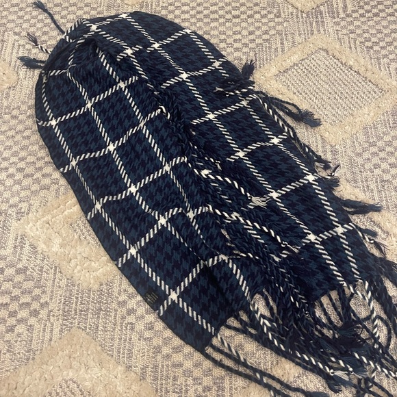 Abercrombie & Fitch Classic Navy Blue White Tartan Plaid Chunky Knit Scarf - Picture 1 of 5